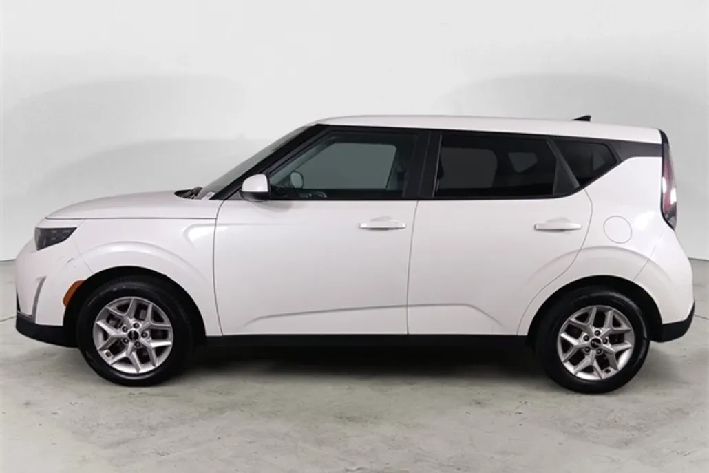 2023 Kia Soul LX photo 1
