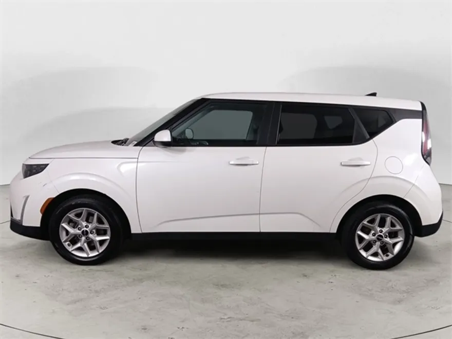 2023 Kia Soul LX photo 1