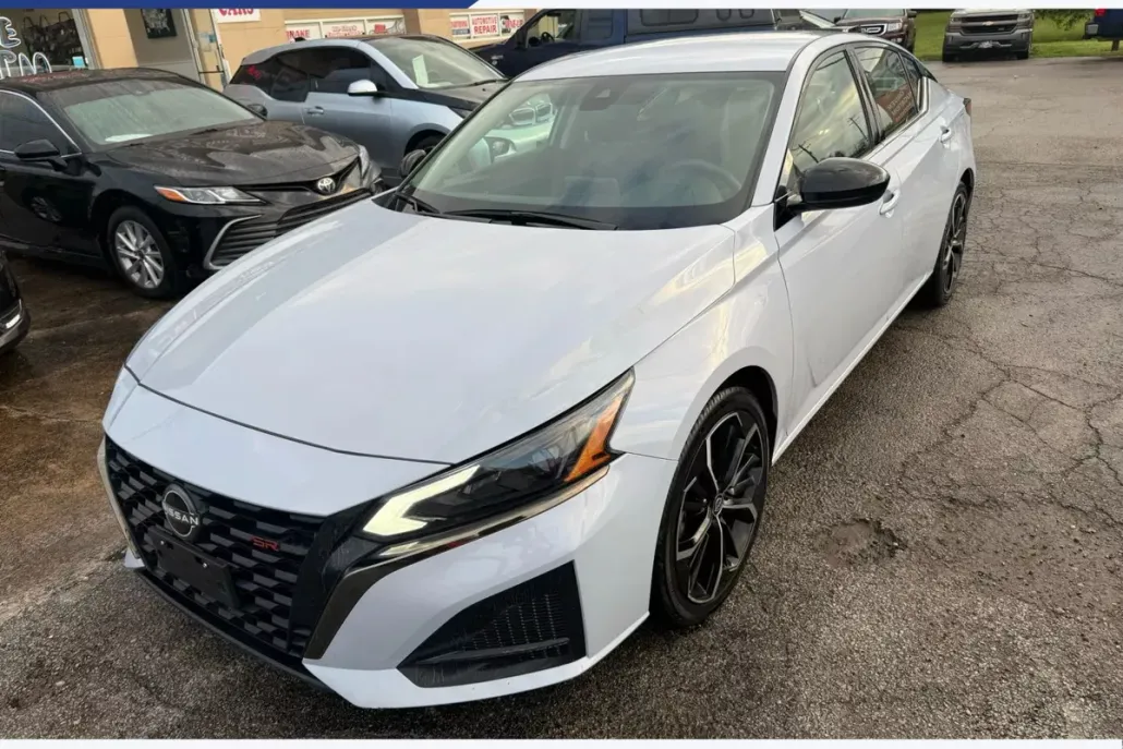 2023 Nissan Altima 2.5 SR photo 1