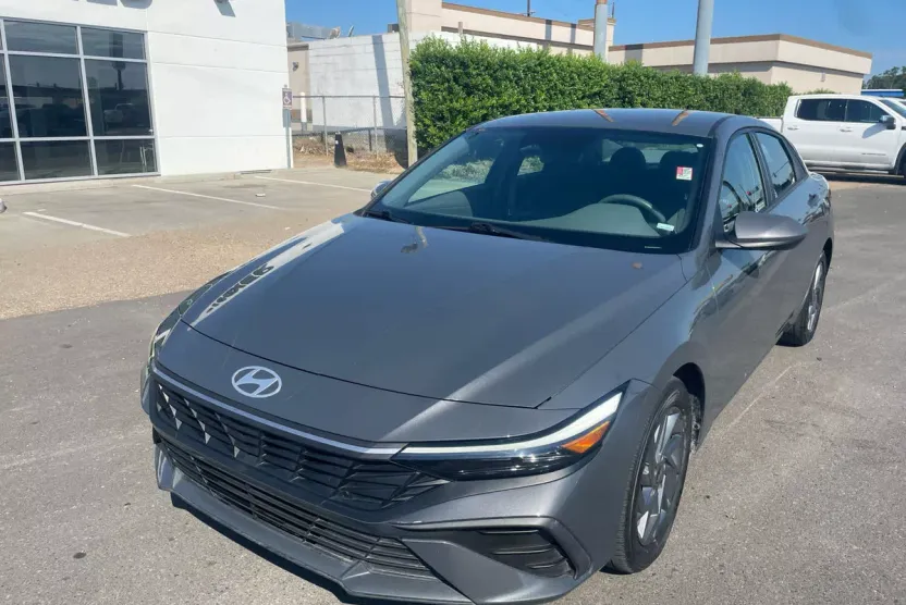 2024 Hyundai Elantra SEL photo 1