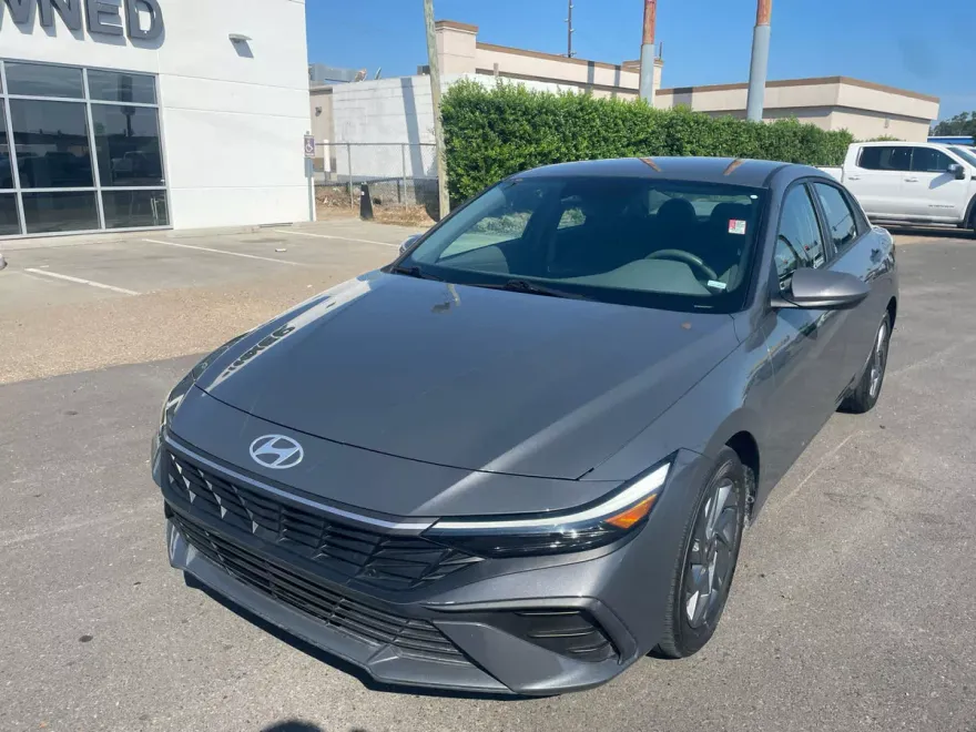 2024 Hyundai Elantra SEL photo 1