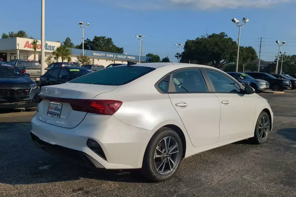 2024 Kia Forte LXS photo 1