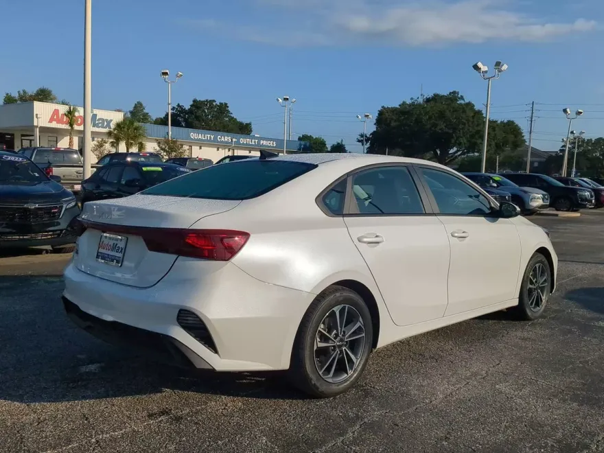 2024 Kia Forte LXS photo 1