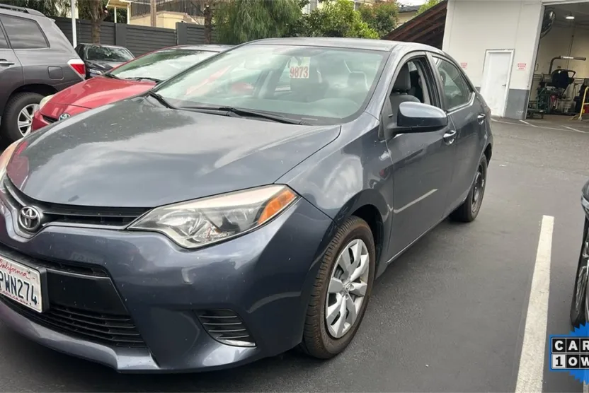 2016 Toyota Corolla LE photo 1