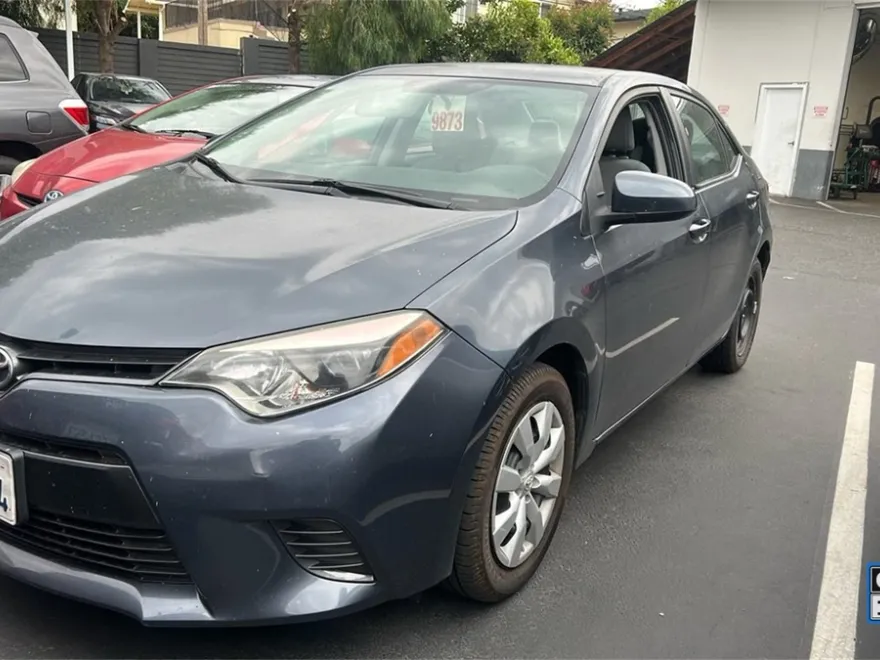 2016 Toyota Corolla LE photo 1