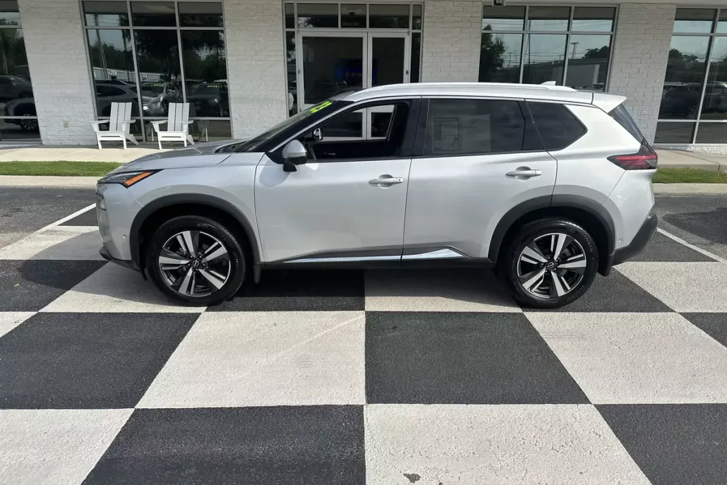 2023 Nissan Rogue SL photo 1
