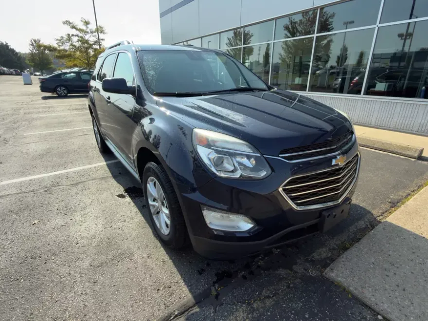 2017 Chevrolet Equinox LT photo 1