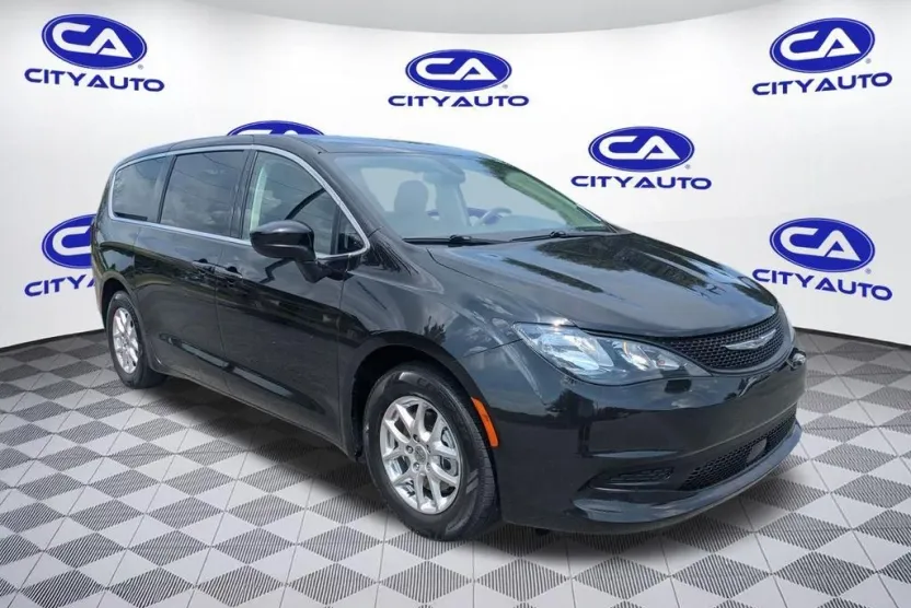 2022 Chrysler Voyager LX photo 1