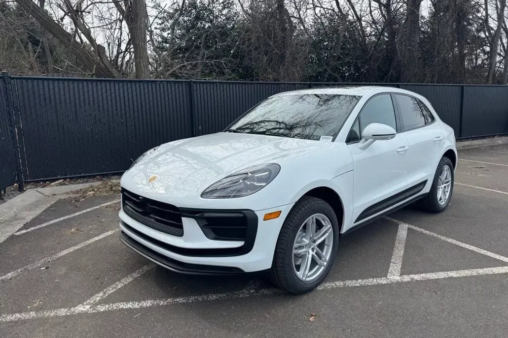2025 Porsche Macan Base photo 1