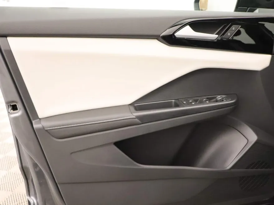 2025 Volkswagen Taos S photo 1
