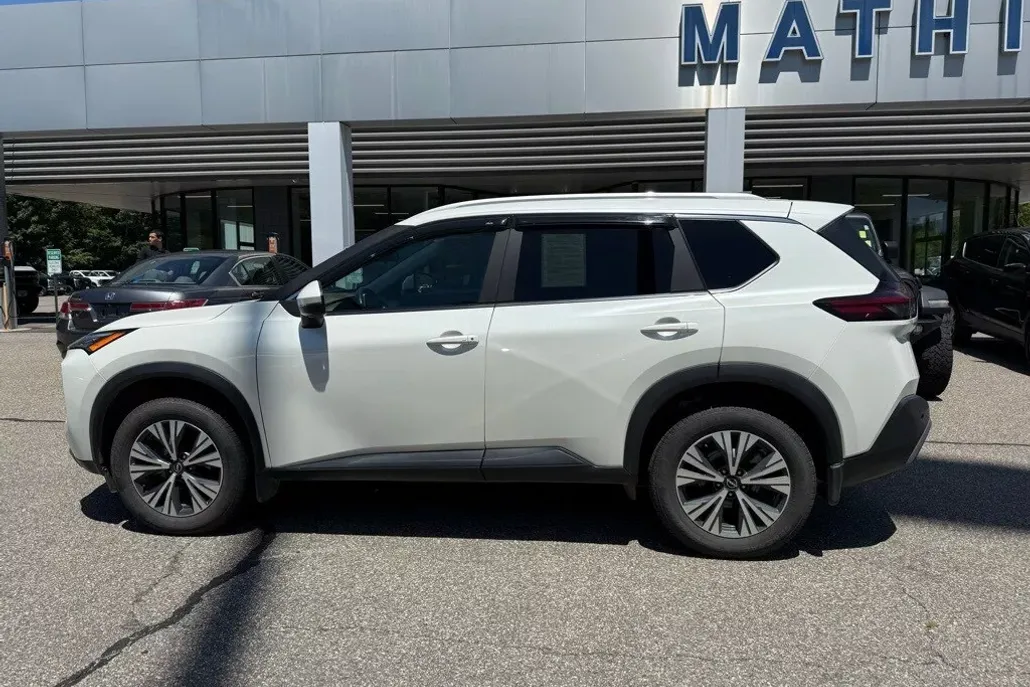 2022 Nissan Rogue SV photo 1