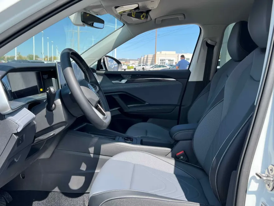 2025 Volkswagen Tiguan SE photo 1