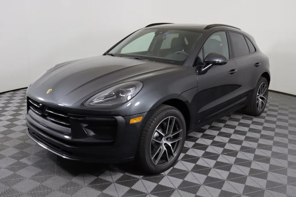 2025 Porsche Macan photo 1