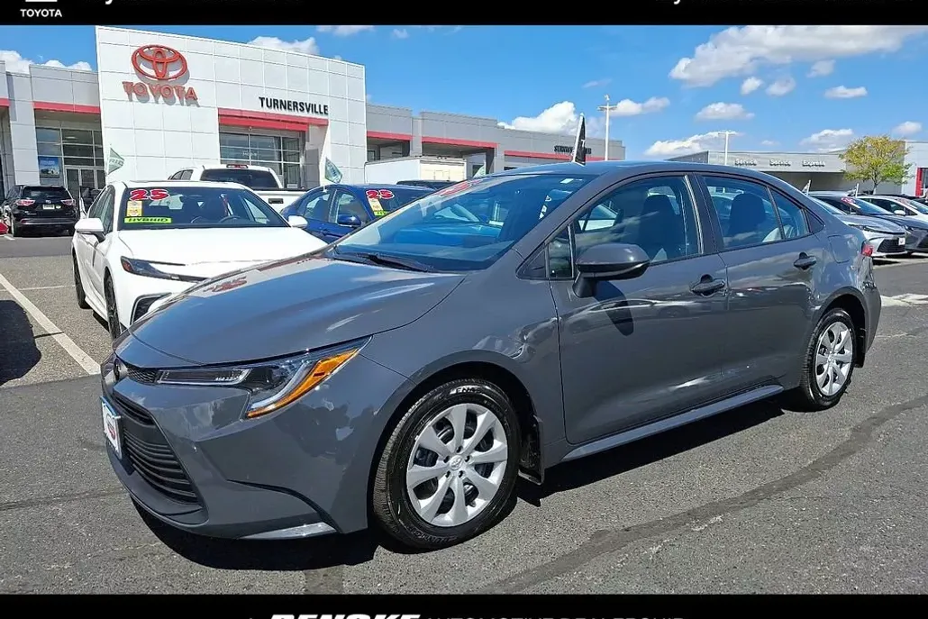 2025 Toyota Corolla LE photo 1