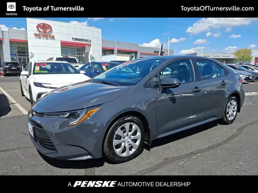 2025 Toyota Corolla LE photo 1