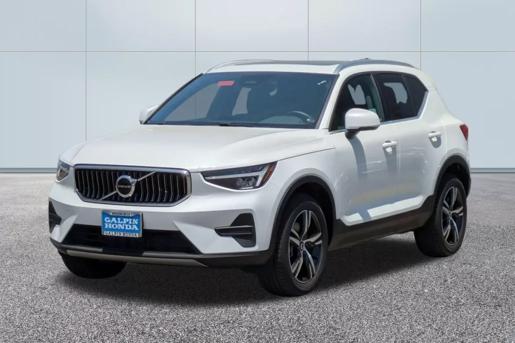 2025 Volvo XC40 Core photo 1