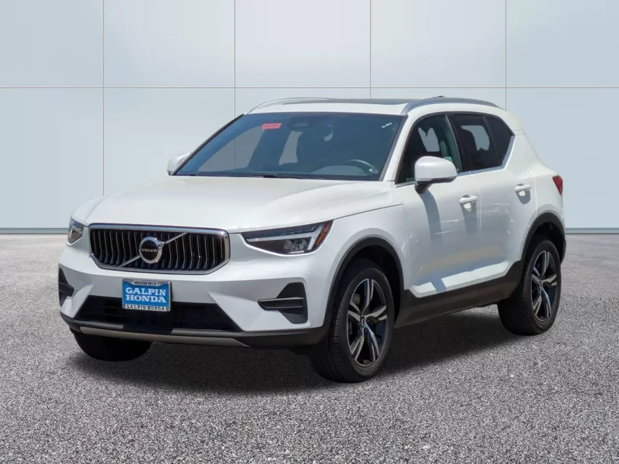 2025 Volvo XC40 Core photo 1