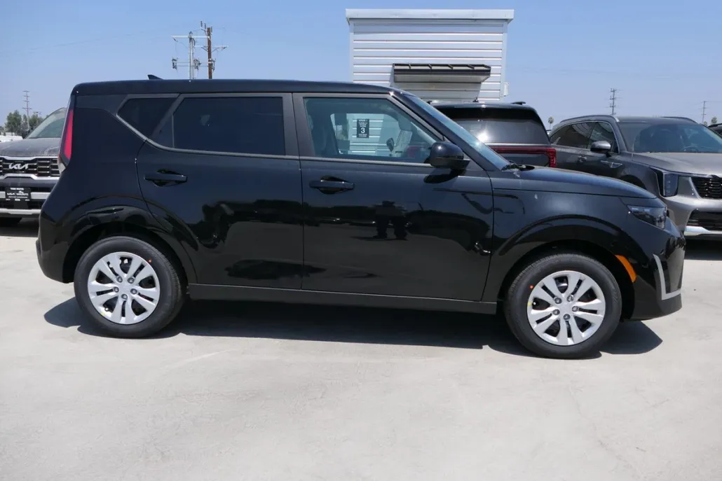 2025 Kia Soul LX photo 1
