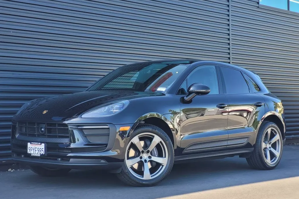 2025 Porsche Macan T photo 1