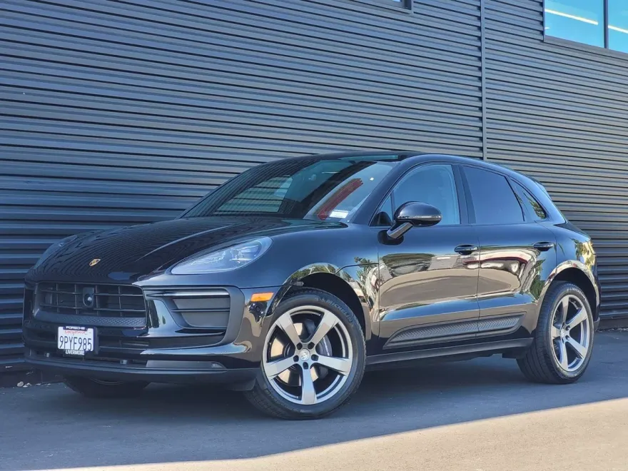 2025 Porsche Macan T photo 1