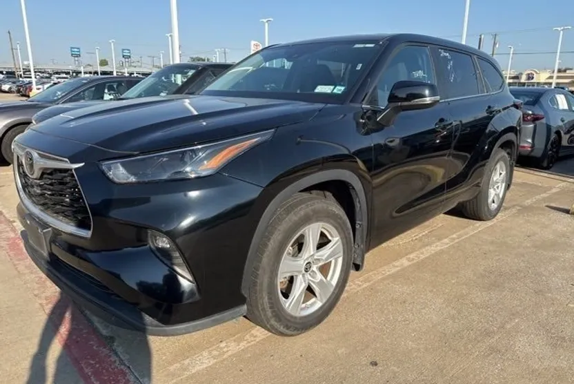 2024 Toyota Highlander LE photo 1