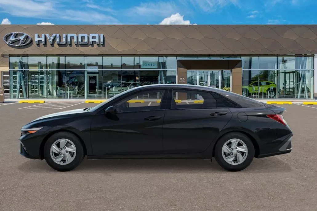 2025 Hyundai Elantra SE photo 1