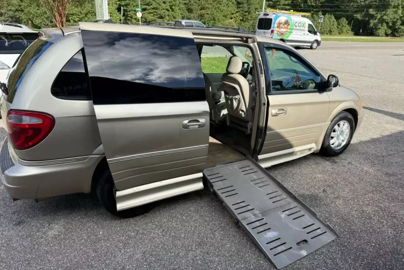 2005 Chrysler Town & Country Touring photo 1
