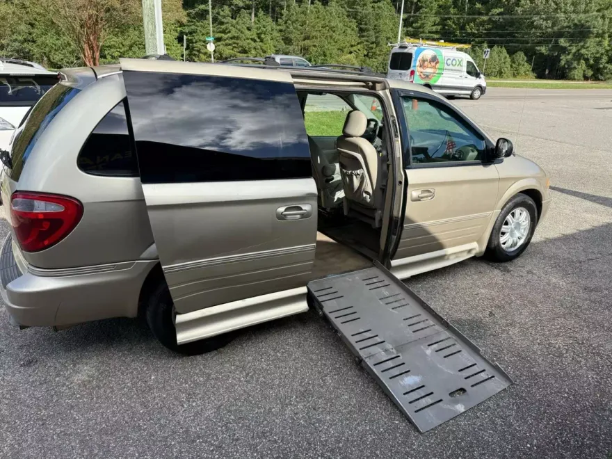 2005 Chrysler Town & Country Touring photo 1