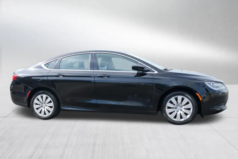 2016 Chrysler 200 LX photo 1