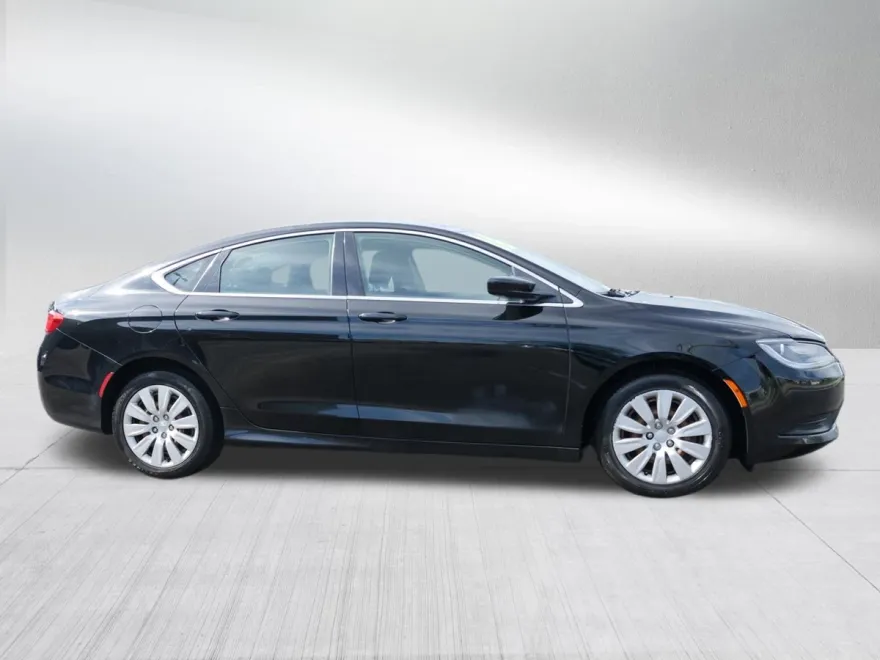 2016 Chrysler 200 LX photo 1
