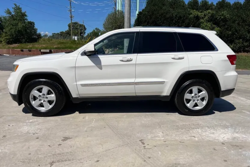 2011 Jeep Grand Cherokee Laredo photo 1