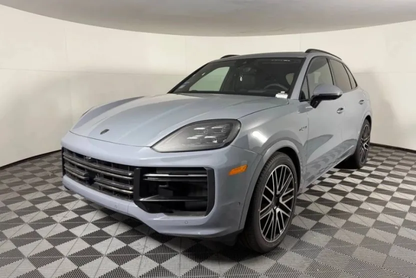 2025 Porsche Cayenne Turbo E-Hybrid photo 1