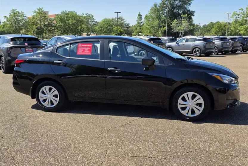 2025 Nissan Versa 1.6 S photo 1