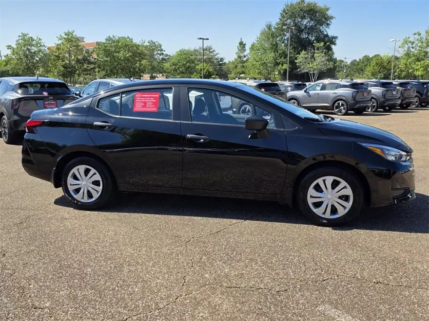 2025 Nissan Versa 1.6 S photo 1