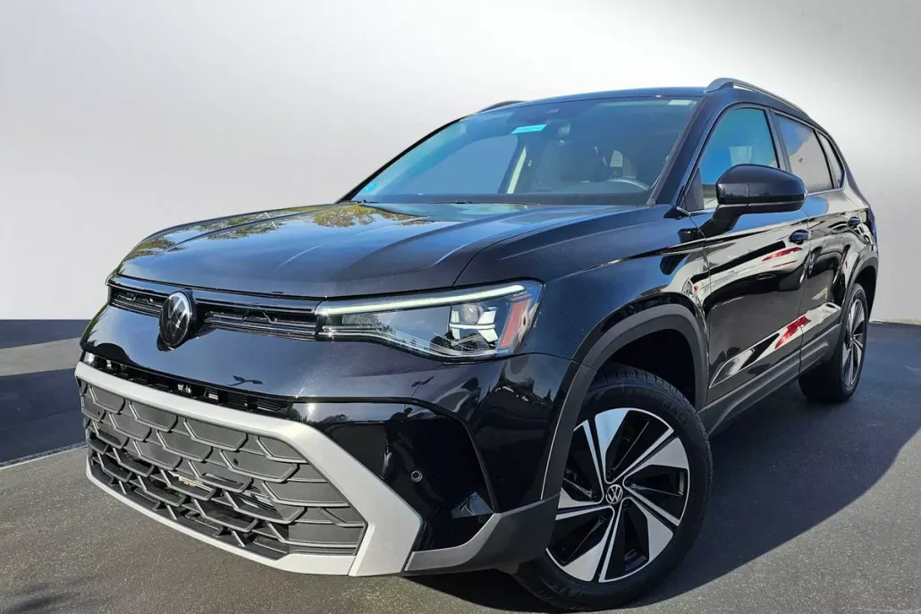 2025 Volkswagen Taos SE photo 1
