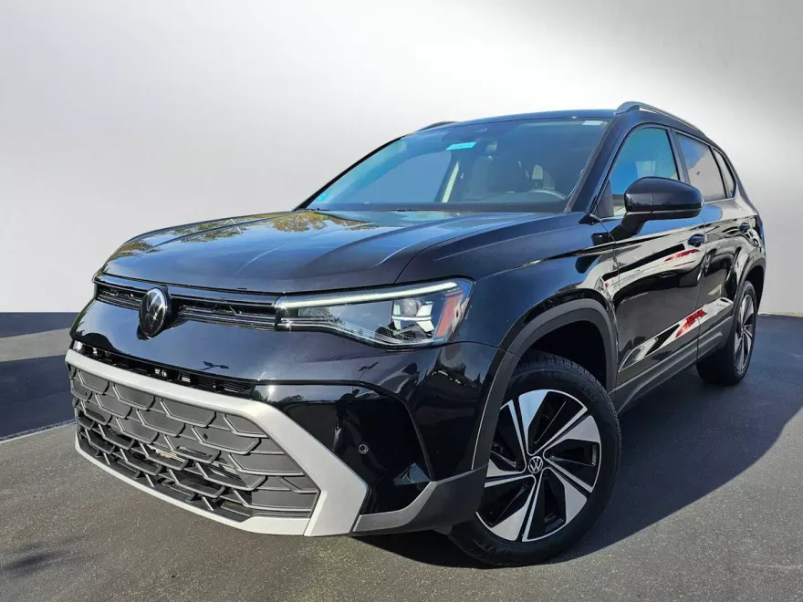 2025 Volkswagen Taos SE photo 1