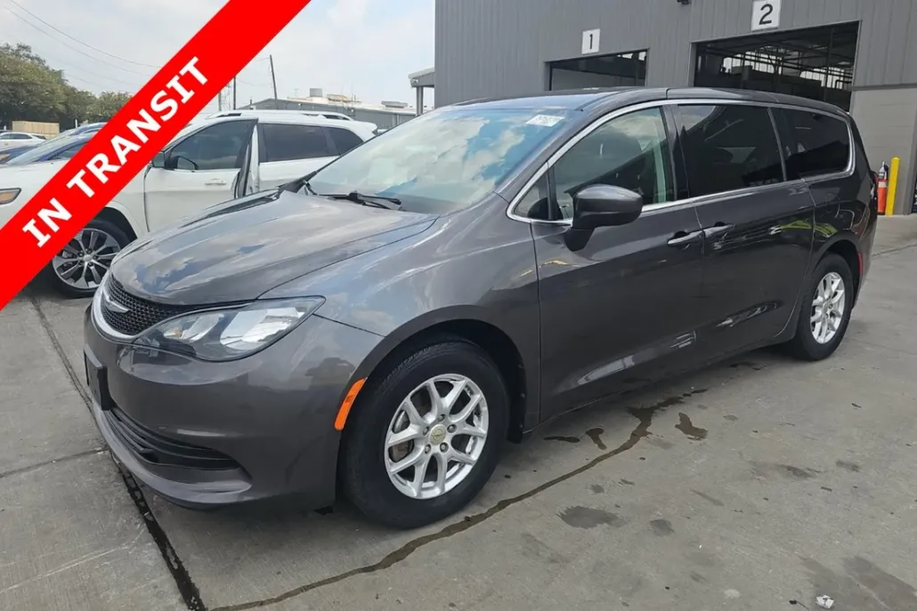 2020 Chrysler Voyager LX photo 1