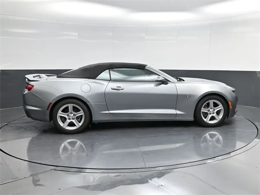 2023 Chevrolet Camaro 1LT photo 2
