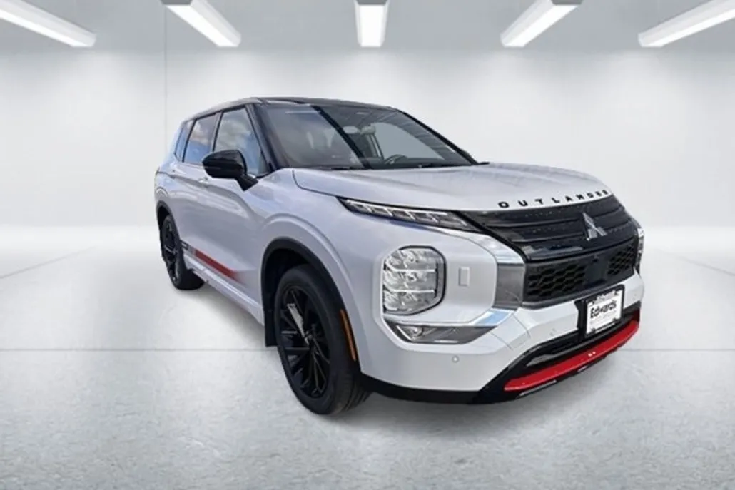 2024 Mitsubishi Outlander photo 1