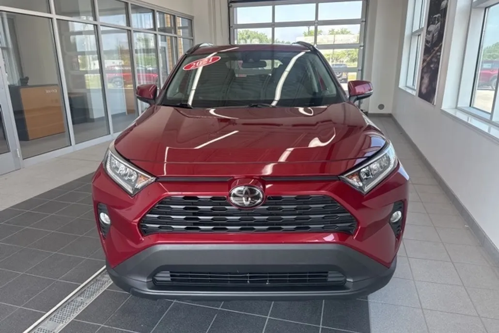 2021 Toyota RAV4 XLE photo 1