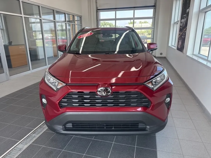 2021 Toyota RAV4 XLE photo 1