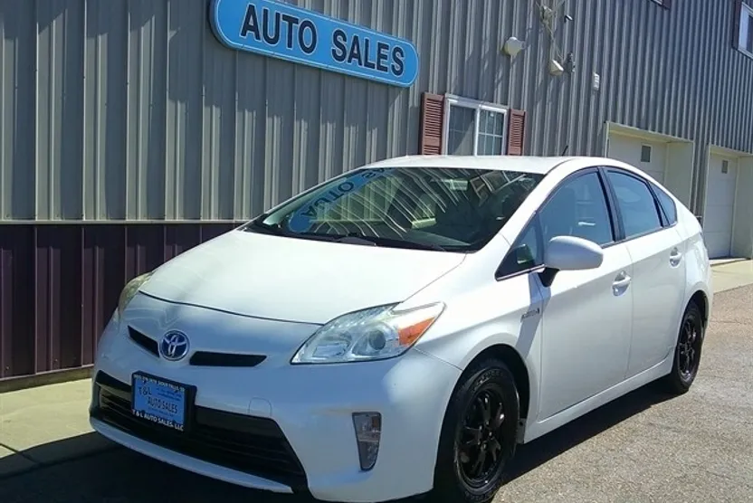 2013 Toyota Prius Three photo 1