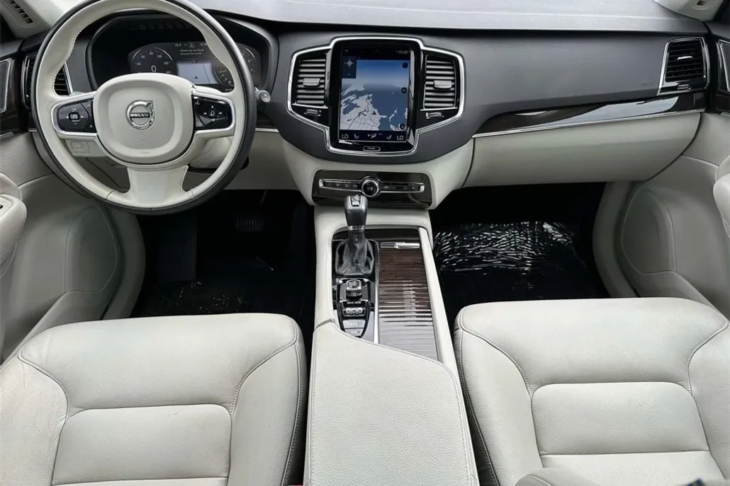 2018 Volvo XC90 T6 Momentum photo 1