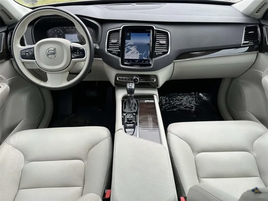 2018 Volvo XC90 T6 Momentum photo 1