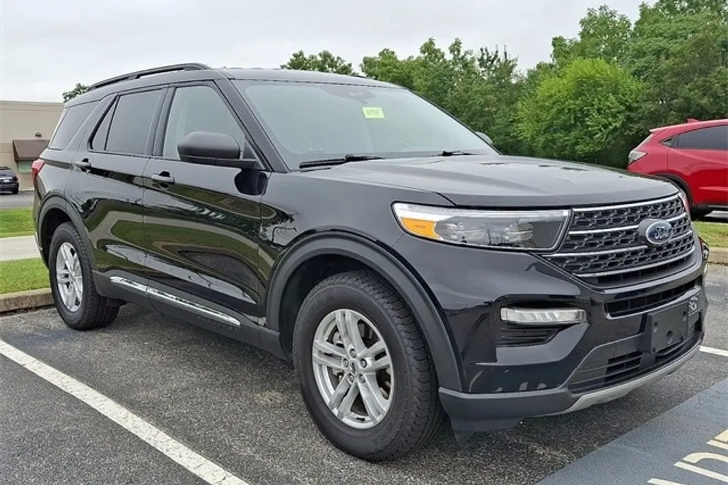 2023 Ford Explorer XLT photo 1