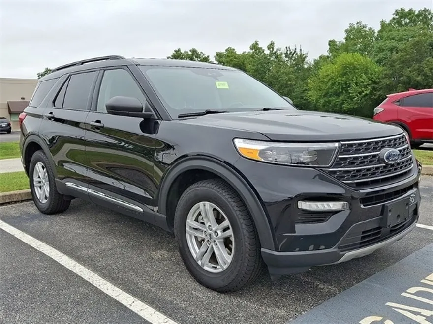 2023 Ford Explorer XLT photo 1