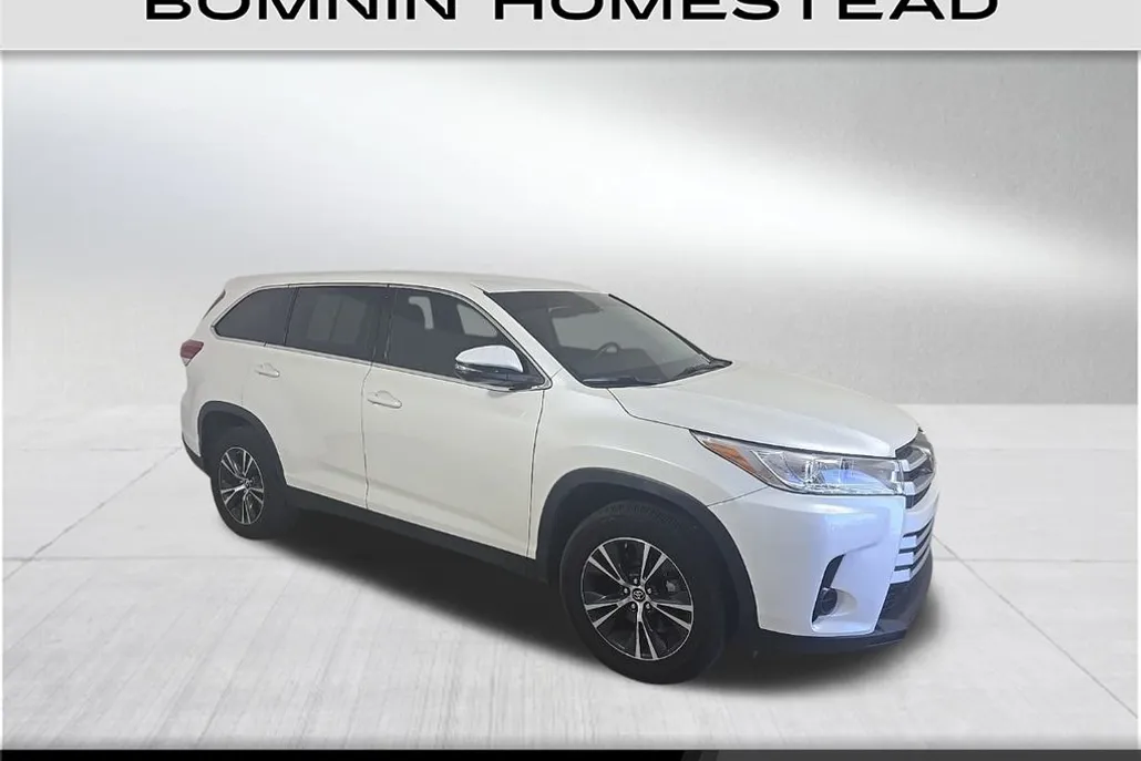 2019 Toyota Highlander LE photo 1