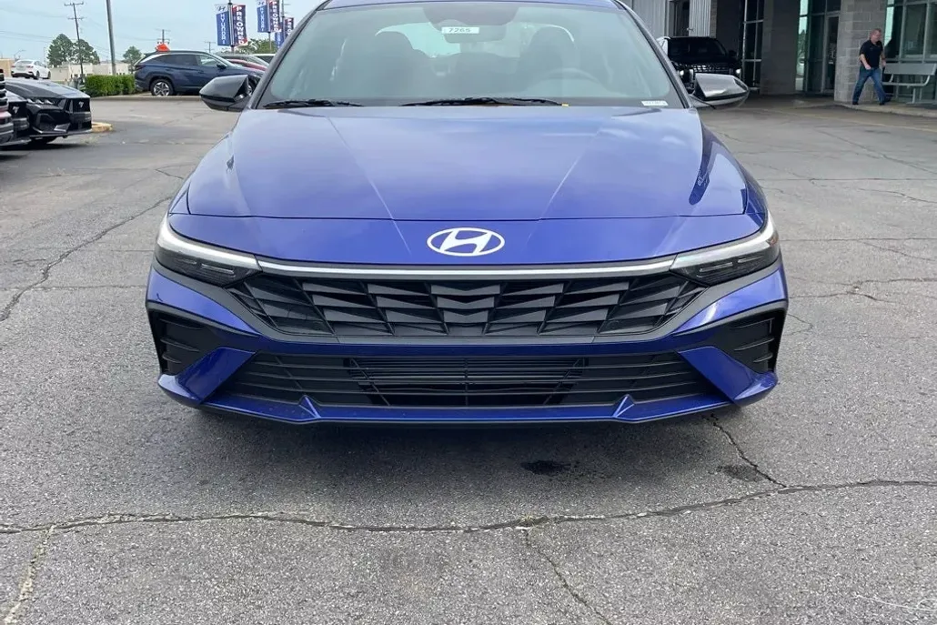 2025 Hyundai Elantra SEL Sport photo 1