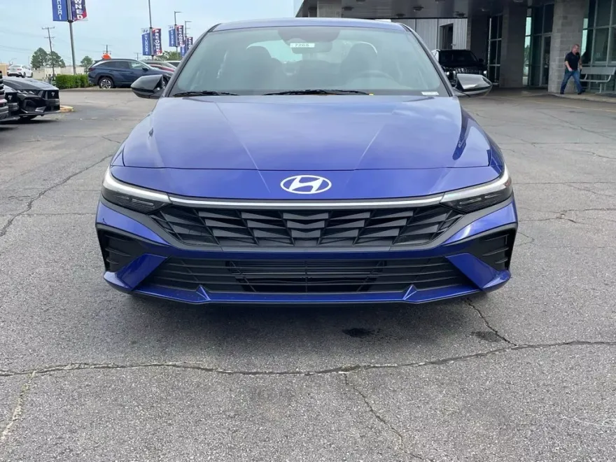 2025 Hyundai Elantra SEL Sport photo 1
