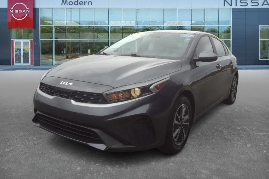 2023 Kia Forte LXS photo 1